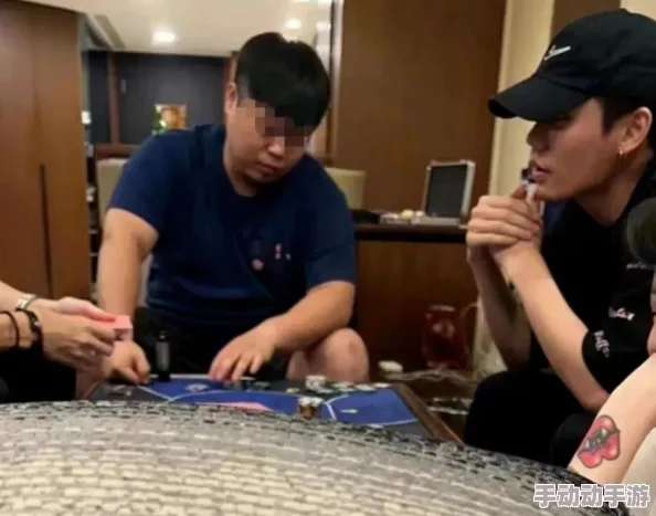 打扑克不盖被子剧烈摇床又疼又叫，网友爆料某明星私生活混乱，深夜聚会频繁引发热议！