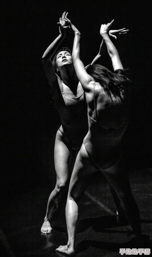 捆绑丝袜团堵觜她嘴呜呜呜：关于现代社会中性别角色与权力关系的探讨与分析