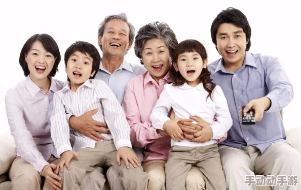 梅开二度当着孩子面：在家庭聚会中，父母亲密互动的场景让孩子们见证了爱情的美好与温暖