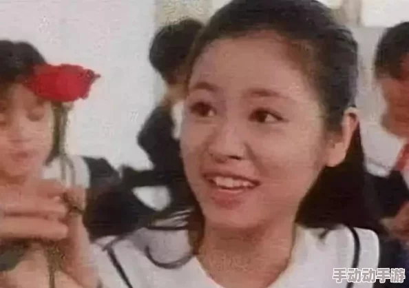 白丝校花 扒开美腿甜美打扑克,这个标题描绘了一位身穿白色丝袜的校园美女,展现出她优雅的姿态和迷人的魅力,同时在轻松愉快的氛围中进行扑克牌游戏 白丝校花 扒开美腿甜美打扑克,这个标题描绘了一位身穿白色丝袜的校园美女,展现出她优雅的姿态和迷人的魅力,同时在轻松愉快的氛围中进行扑克牌游戏