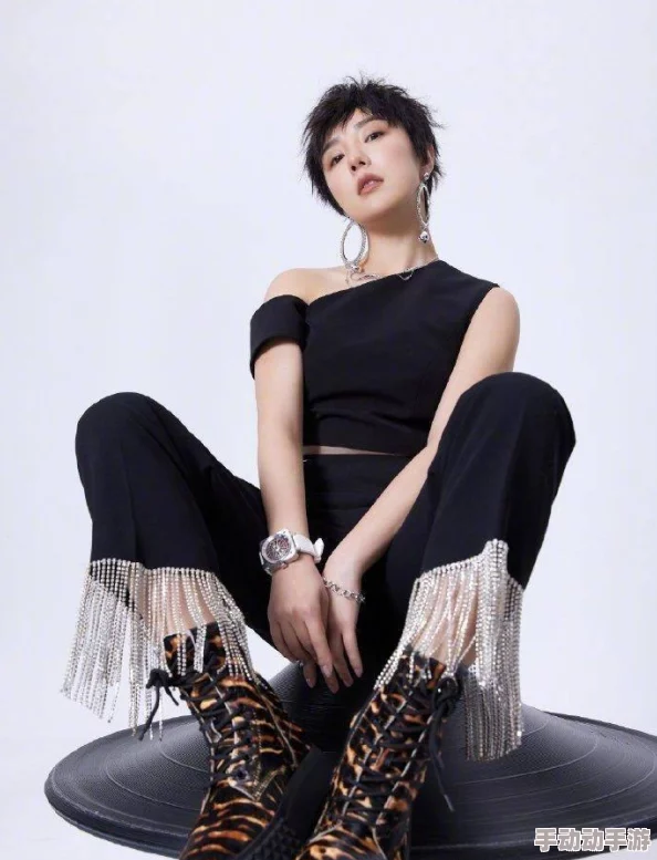 白丝校花 扒开美腿甜美打扑克,这个标题描绘了一位身穿白色丝袜的校园美女,展现出她优雅的姿态和迷人的魅力,同时在轻松愉快的氛围中进行扑克牌游戏 白丝校花 扒开美腿甜美打扑克,这个标题描绘了一位身穿白色丝袜的校园美女,展现出她优雅的姿态和迷人的魅力,同时在轻松愉快的氛围中进行扑克牌游戏