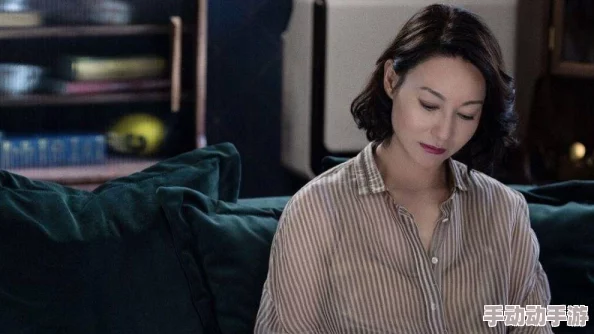 JUL—297中文字幕友田真希，传闻她与知名导演秘密交往，背后故事引发网友热议！